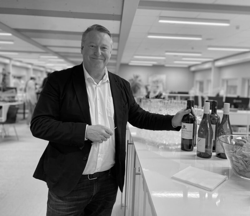 vinsmagning med serving af kvalitets vin