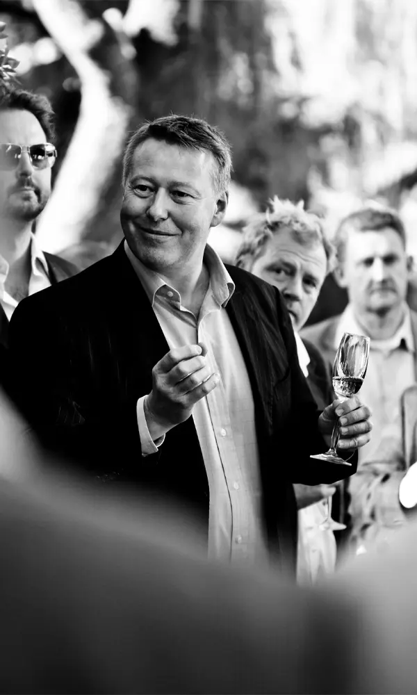 Vinsmagning med serving af kvalitets vin